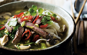 Miso ramen s hovädzím mäsom, hubami a zeleninou